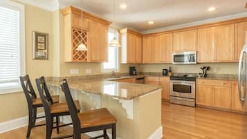 Casa, letti multipli, cucina, vista giardino | Cucina privata | Frigorifero, microonde, forno, piano cottura