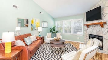 Hus, flere senger, kjøkken | Oppholdsområde | En 40-tommers TV med kabel-kanaler