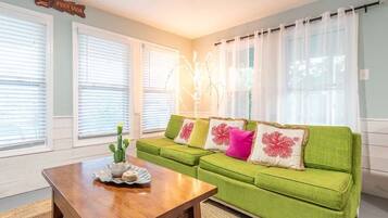 Hus, flere senger, kjøkken | Oppholdsområde | En 40-tommers TV med kabel-kanaler