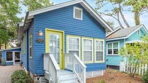 A small, single-story house with a blue exterior and yellow trim. - Annas Cabana by Tybee Vacation Rentals (Tybee Island)