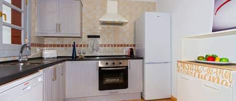 Frigorifero, microonde, forno, piano cottura
