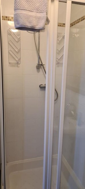 Doccia, asciugacapelli, asciugamani, shampoo