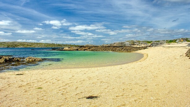 A beach with clear water, sandy shore, and rocky outcrops. - Carraroe Apartment 2 Modern apartment in Carraroe (Carraroe)