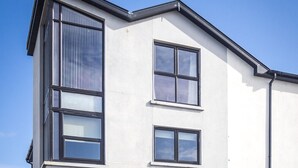 A modern two-story building with large windows and a flat roof. - Carraroe Apartment 2 Modern apartment in Carraroe (Carraroe)
