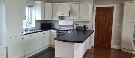 Kylskåp, mikrovågsugn, ugn och spishäll