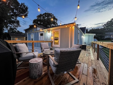 Chic 4BR/3BA House – 10 min to Mercedes‑Benz – Private Deck + BBQ