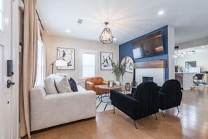 TV connectée, cheminée, livres