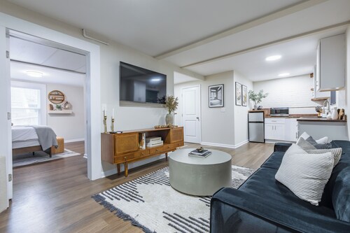 Chic 4BR/3BA House – 10 min to Mercedes‑Benz – Private Deck + BBQ