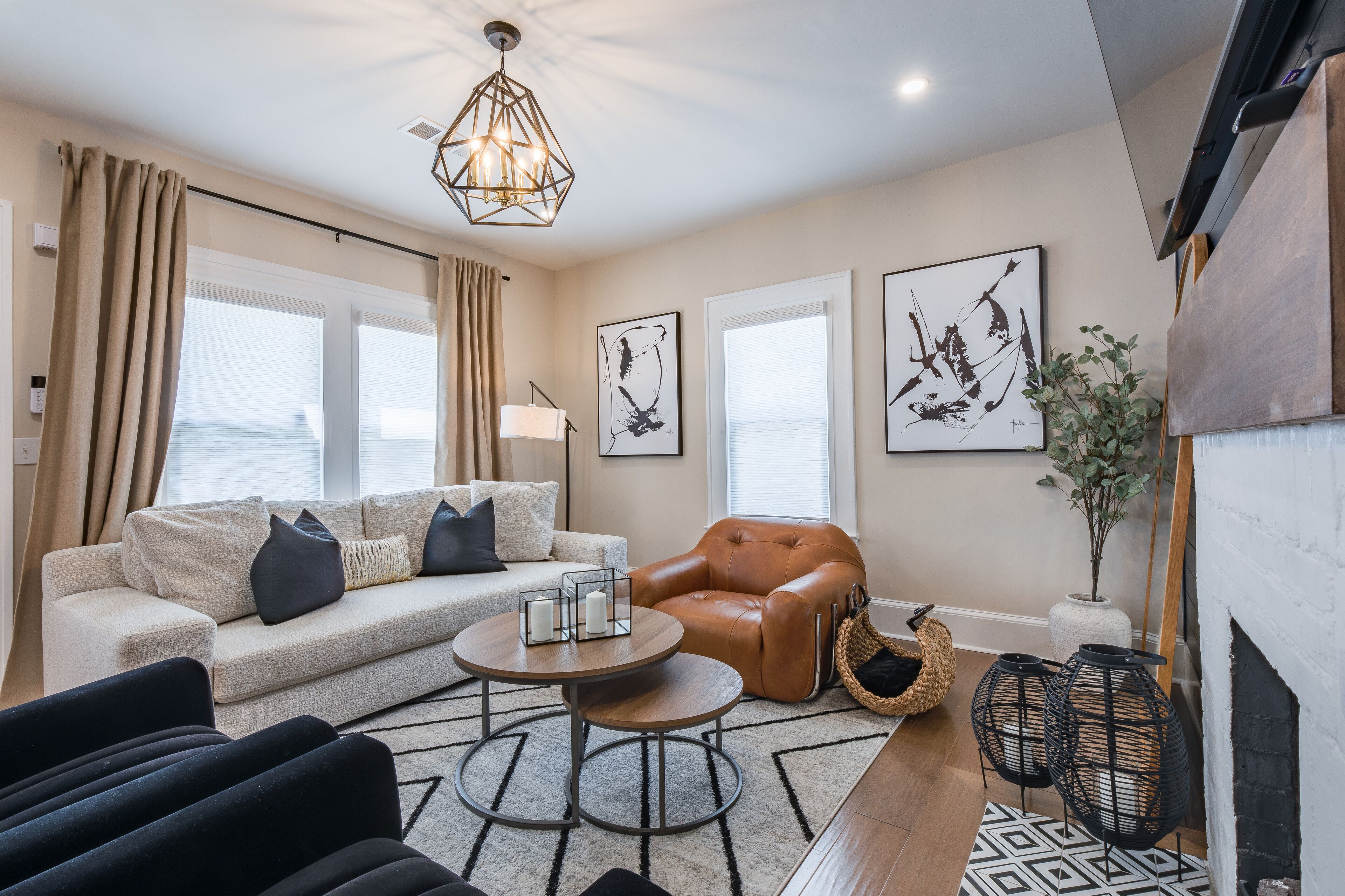 Smart TV, lareira, livros