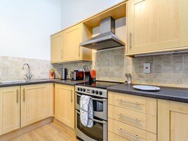 Refrigerador, tetera/pava eléctrica, tostadora, utensilios de cocina