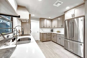 Refrigerador, microondas, horno y parrilla de estufa 