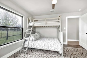 3 bedrooms, iron/ironing board, free WiFi, bed sheets