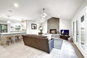 Smart TV, chimenea y libros 