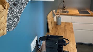 Frigorifero, piano cottura, macchina per tè/caffè, tostapane