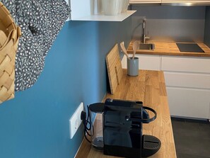 Frigorifero, piano cottura, macchina per tè/caffè, tostapane