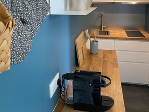 Kylskåp, spishäll, kaffe- och tebryggare och brödrost
