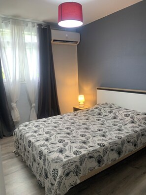 3 bedrooms, desk, iron/ironing board, travel crib