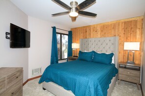 2 bedrooms, desk, WiFi