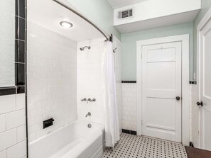 Casa, varias camas, acceso a la alberca, vista a la alberca | Baño | Toallas y papel de baño 