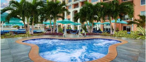 Utendørsbasseng og et oppvarmet basseng