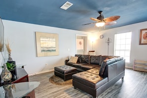 Living area - NEW! Welcoming San Leon Home (Pet Friendly!) (San Leon)