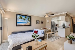 3 bedrooms, desk, iron/ironing board, travel cot - Spacious 3BR-  Yard - BBQ - Parking! (Costa Mesa)