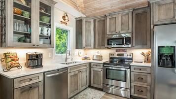 House, Multiple Beds, Kitchen | Private kitchen | Fridge, microwave, oven, stovetop