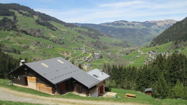 A mountain lodge with a sloped roof, surrounded by lush green hills and a valley. - Ground floor, parking, tv, 62m², Arêches-Beaufort (Beaufort)