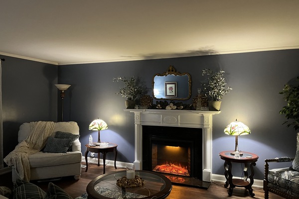 Smart TV, lareira, aparelho de som, monitores de computador