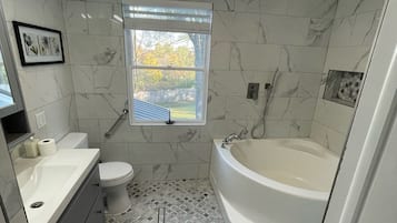 Een bad, een haardroger, een bidet, handdoeken