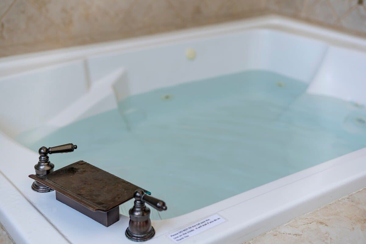 Eine Badewanne mit Wasserhahn und Etikett.