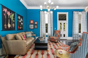 Una televisión, una chimenea, una oficina