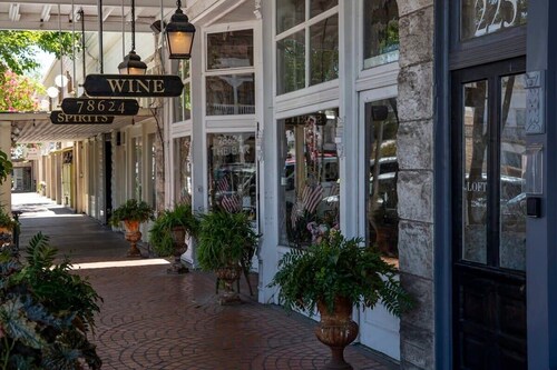 The Loft on Main St, Balcony Views, Roman bathtub!