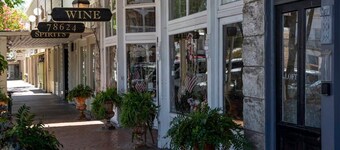 The Loft on Main St, Balcony Views, Roman bathtub!