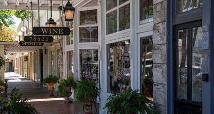 The Loft on Main St, Balcony Views, Roman bathtub!