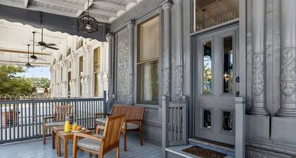 The Loft on Main St, Balcony Views, Roman bathtub!