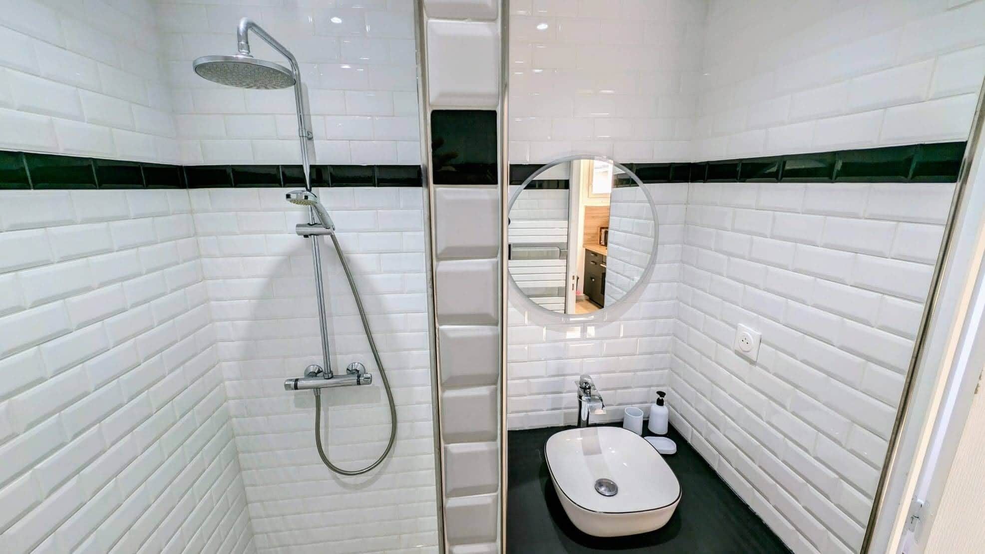 Dusche, Haartrockner, Handtücher, Seife