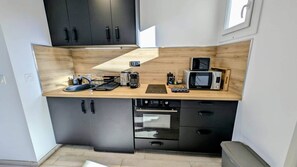 Refrigerador, microondas, horno y cafetera y tetera 