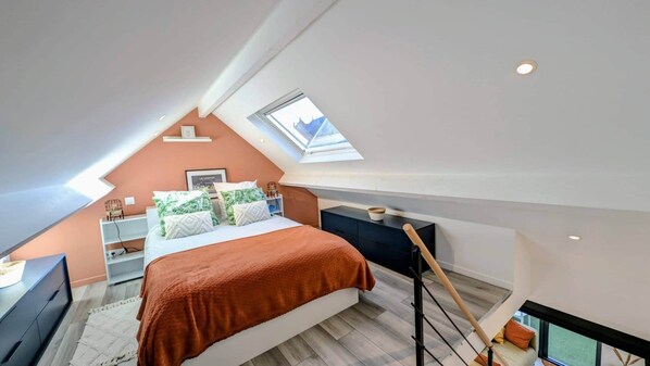 1 habitación, tabla de planchar con plancha y cuna de viaje 