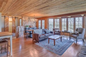 Smart TV, fireplace, stereo