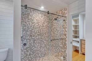 Combined shower/bathtub, hair dryer, towels, soap