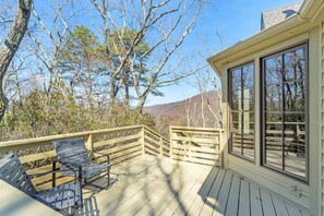 Terrace/patio - 3 Ridges Vista. Stunning mountain views, renovated home, 2 mins to ski slopes (Wintergreen Resort)
