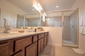 Tina con regadera y toallas