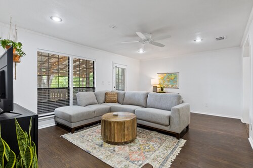 || McKinney Manor || Cottage in Historic Downtown McKinney