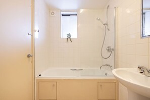 Een haardroger, handdoeken