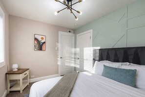 3 habitaciones, tabla de planchar con plancha, wifi y ropa de cama 