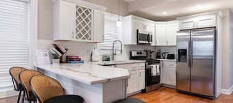 Spacious 3BRCondo near Wrigley/Dtwn +FreeParking