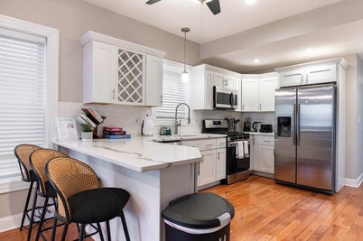 Spacious 3BRCondo near Wrigley/Dtwn +FreeParking