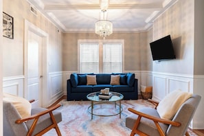 TV, books, offices - Spacious 3BRCondo near Wrigley/Dtwn +FreeParking (Chicago)