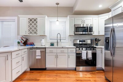 Spacious 3BRCondo near Wrigley/Dtwn +FreeParking